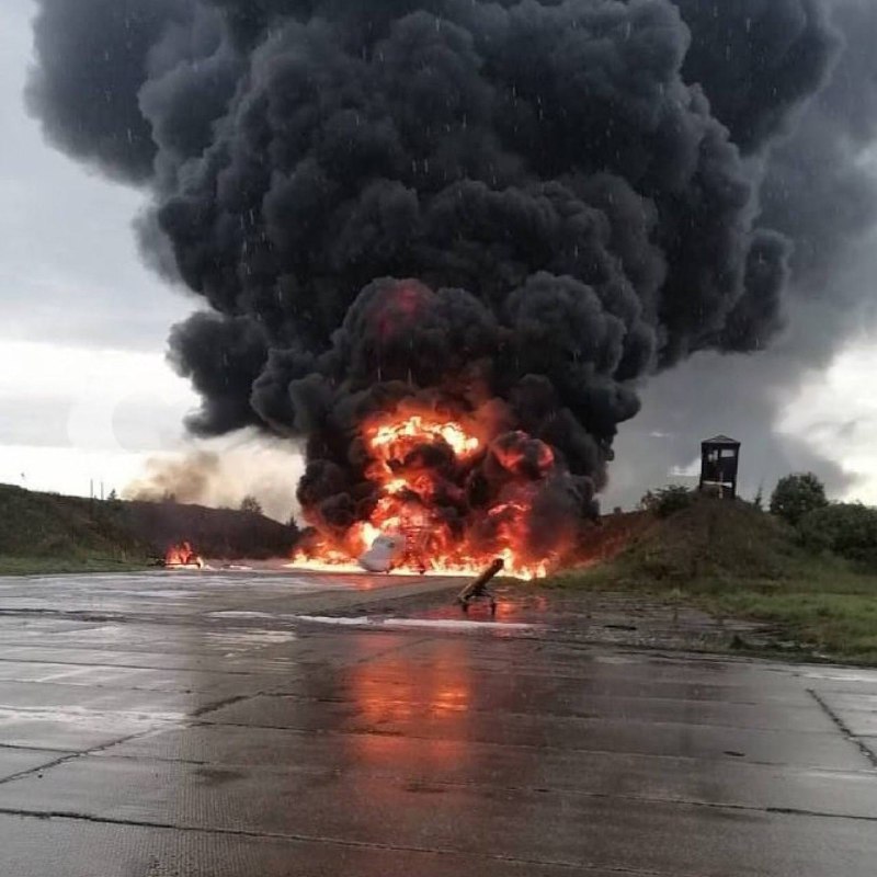 Verbranntes Tu-22M3-Flugzeug auf dem Luftwaffenstützpunkt Soltsy nach mutmaßlichem Quadcopter-Angriff