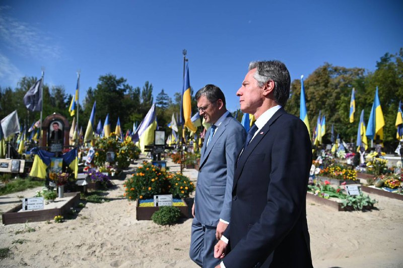 El secretario de Estado estadounidense, Blinken, junto con el ministro de Asuntos Exteriores, Kuleba, visitaron el cementerio de Berkovets en Kyiv, donde se rindió homenaje a los soldados caídos.
