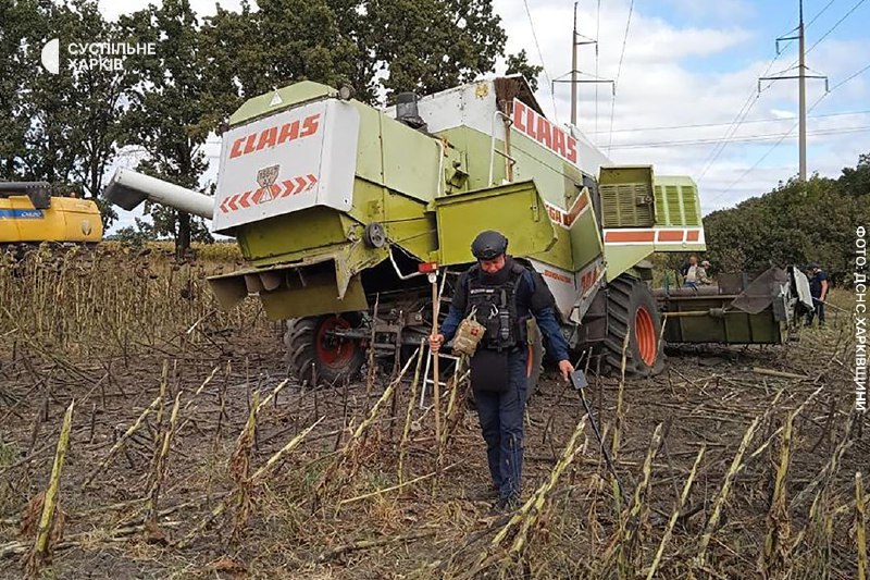 Harvester traf eine Mine in der Nähe des Dorfes Andriivka im Bezirk Izyum in der Region Charkiw, der Bediener wurde leicht verletzt