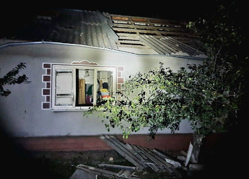 Trümmer der Drohne zerstörten teilweise ein Haus im Dorf Pershotravneve im Bezirk Nikopol