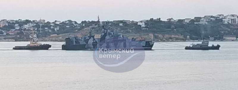 Schlepper bewegen die russische Korvette Samum in der Bucht von Sewastopol, nachdem der ukrainische Geheimdienst behauptet hat, sie sei von Marinedrohnen angegriffen worden