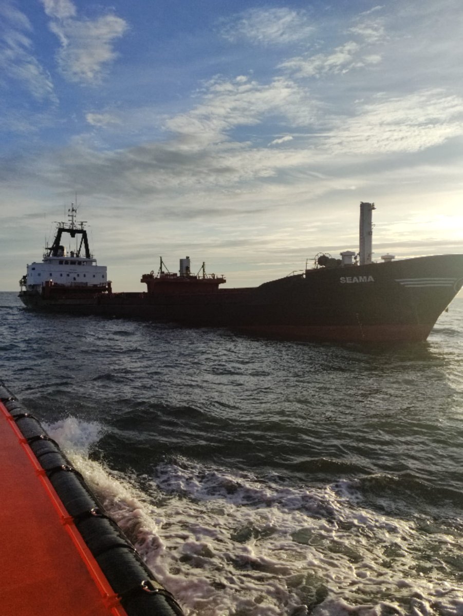 Esta mañana se ha producido una explosión a bordo de un barco con bandera de Togo, en la zona de Sulina, en el delta del Danubio. El barco resultó dañado y los rescatistas rumanos se hicieron cargo de 12 miembros de la tripulación. Parece que el barco chocó contra una mina marina.