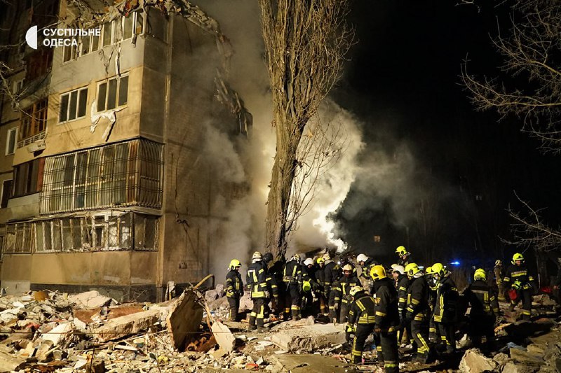 Ein Wohnhaus war infolge eines Drohnenangriffs in Odessa teilweise eingestürzt