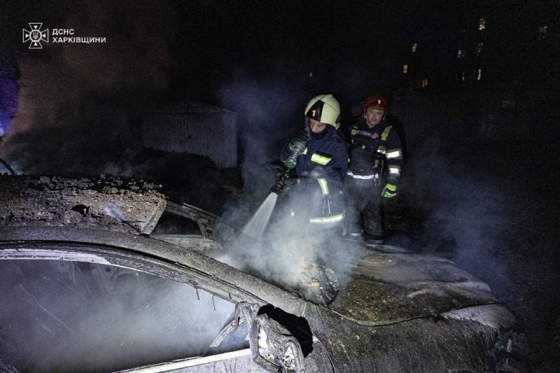 Bei einem russischen Drohnenangriff in Charkiw wurden mehrere Fahrzeuge und Gebäude beschädigt