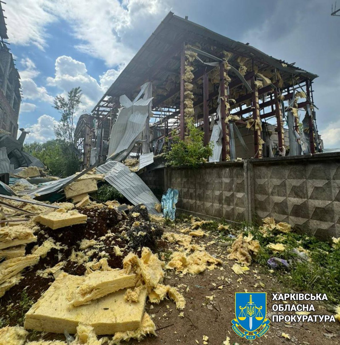 Destruction d'un bâtiment industriel à la suite d'une frappe aérienne russe à Kharkiv