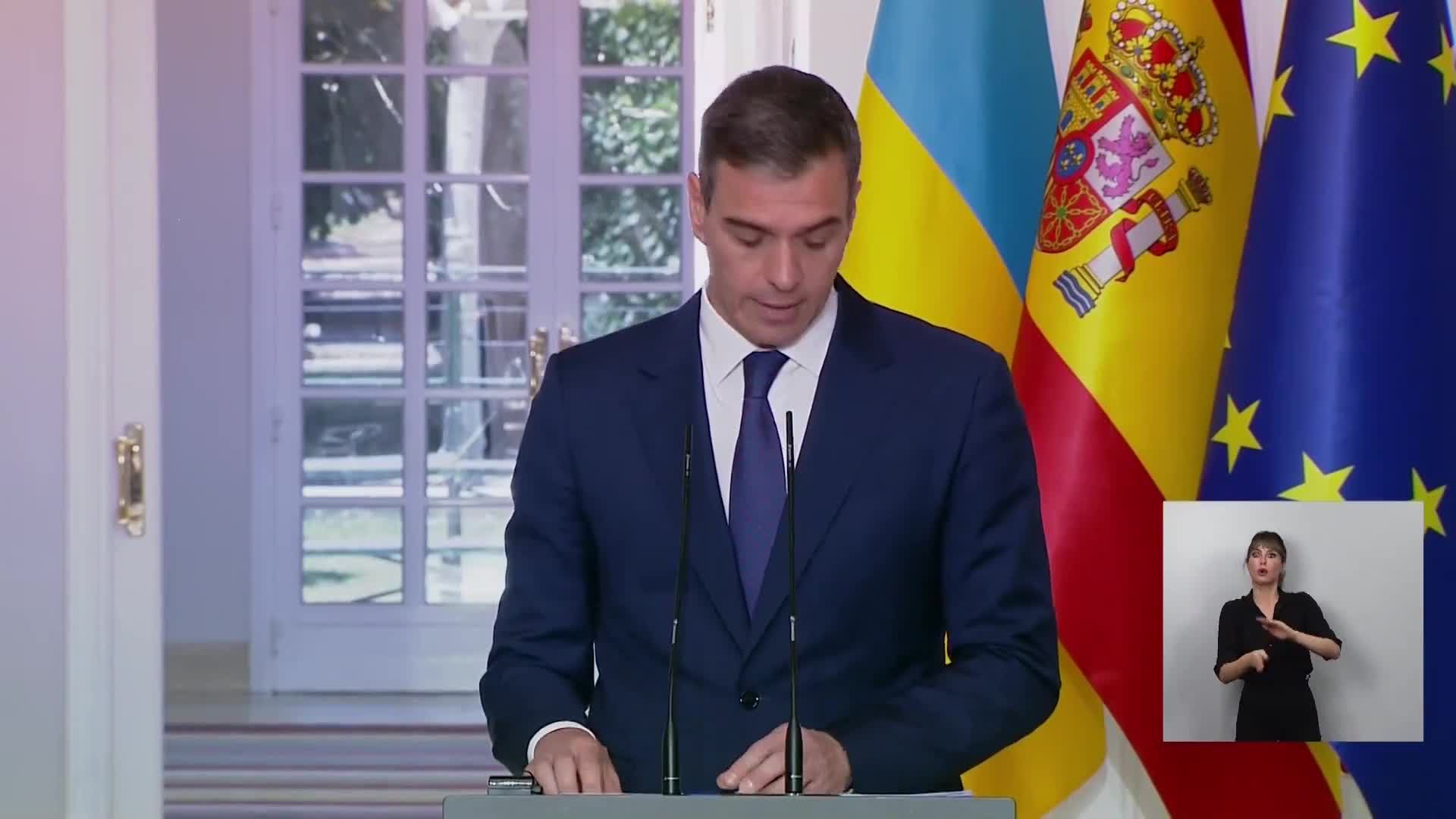 Sánchez confirma el firme compromiso de España con Ucrania y destaca varias áreas: Se proveerá a Ucrania de instrumentos para su defensa. Apoyo humanitario, financiero, ayuda a la reconstrucción. Compromiso militar de mil millones de euros para reforzar sus capacidades