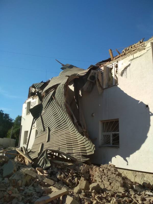 Infolge eines nächtlichen Drohnenangriffs wurde das Wissenschaftliche Forschungsinstitut in Lviv beschädigt, berichtete Bürgermeister Sadovy. Insgesamt wurden in der Region Lviv durch den Angriff zwei Menschen verletzt.