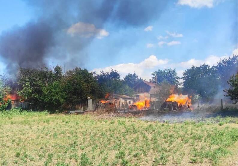 Ein Mensch wurde durch russischen Artilleriebeschuss im Dorf Nowooleksandriwka in der Region Cherson getötet und ein weiterer verletzt