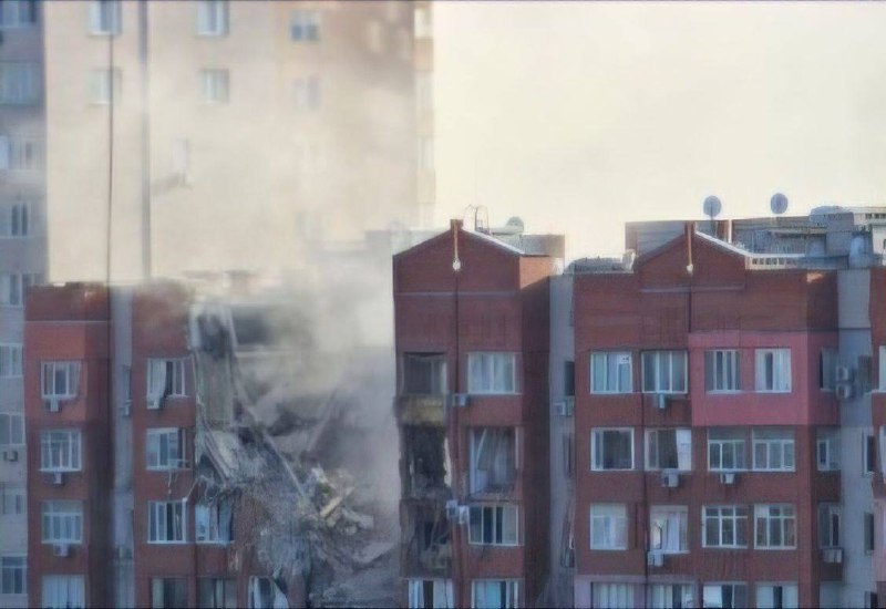 Eine Rakete traf ein Wohnhaus in der Stadt Dnipro und zerstörte es teilweise