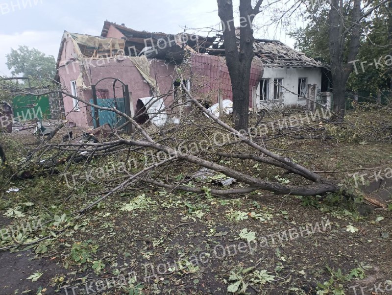 Destrucción en Novohrodivka por bombardeos rusos durante la noche