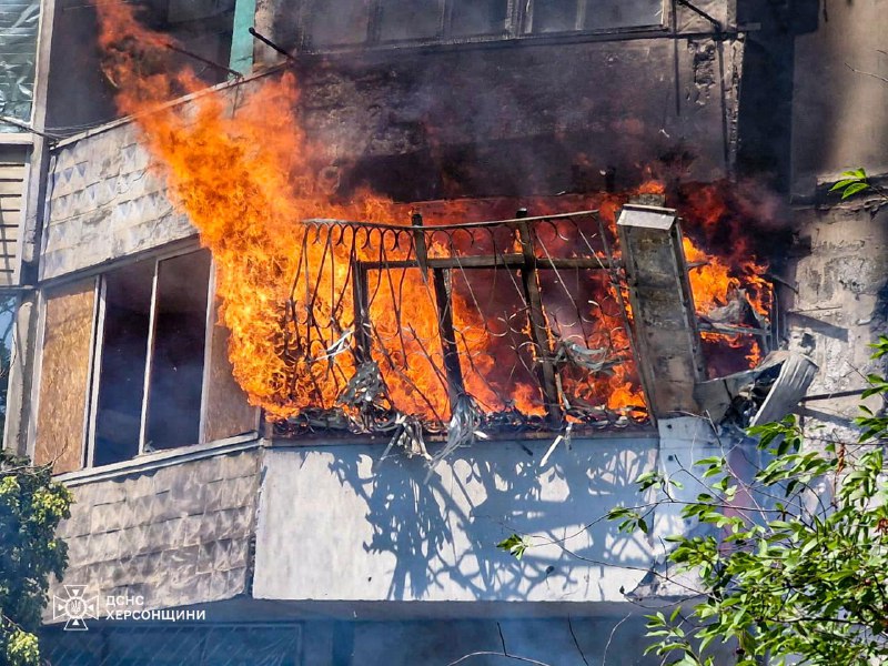 Cinco personas rescatadas de una casa en llamas tras un bombardeo ruso en Kherson