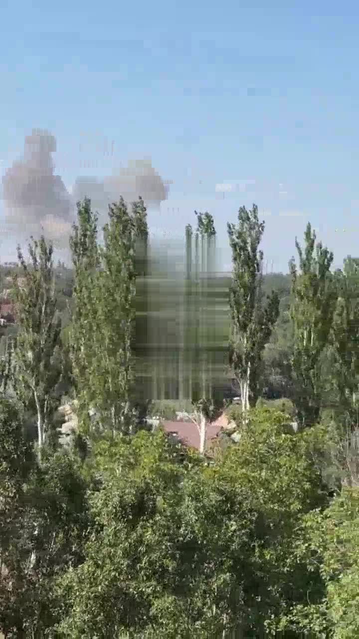 El humo se eleva en Pokrovsk tras el bombardeo