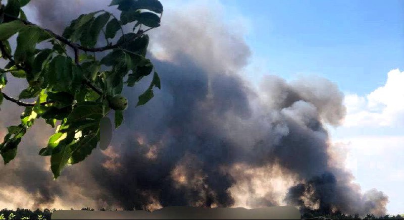 Gran incendio tras el bombardeo cerca de Malokakhovka en la región de Jersón