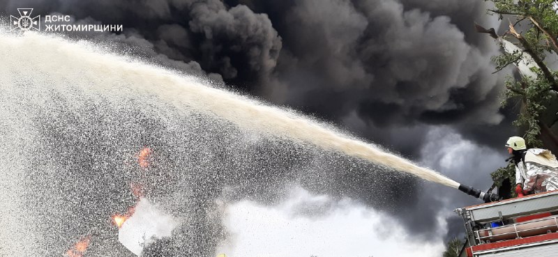 Les pompiers ont éteint les incendies suite à une attaque de drone dans la région de Jytomyr. 10 maisons privées et une infrastructure ont été endommagées cette nuit