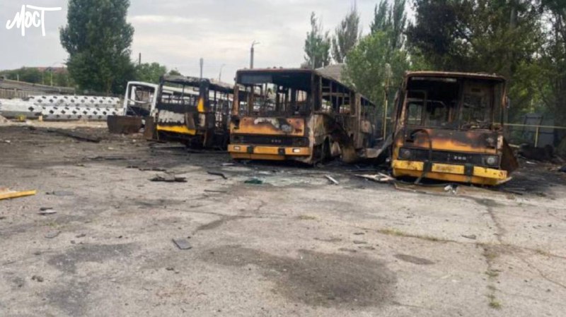 Varios autobuses se quemaron en Jersón tras la caída de los escombros de Shahed