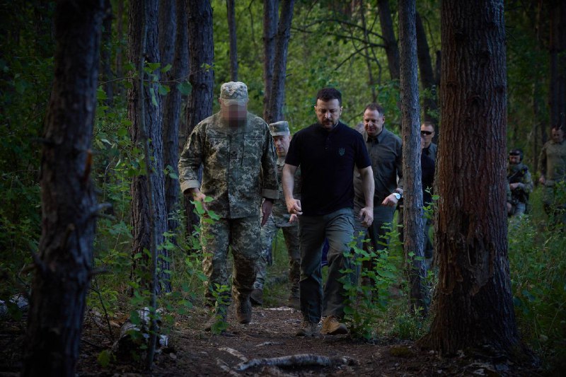 El Presidente Zelensky y el Comandante en Jefe de las Fuerzas Armadas de Ucrania, Syrsky, visitaron el punto de despliegue avanzado de las Fuerzas de Operaciones Especiales de Ucrania cerca de Vovchansk, región de Járkov