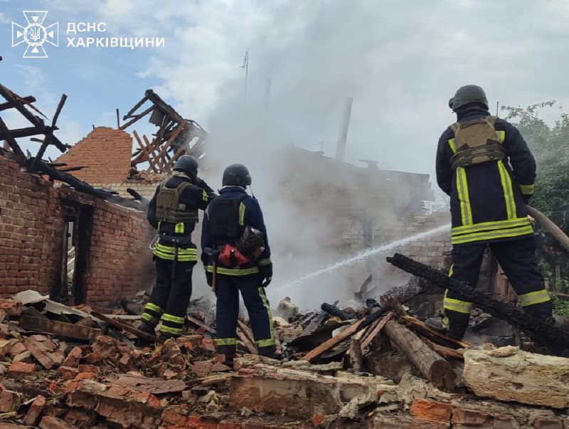 Incendie provoqué par un bombardement russe dans le village de Lozova, district de Chuhuiv