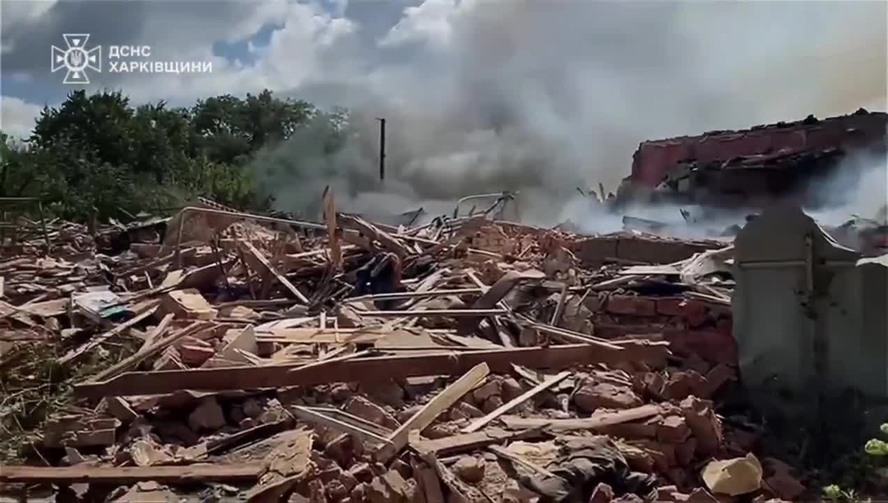 Ein Mensch wurde bei russischem Bombardement im Dorf Velykyi Burluk in der Region Charkiw getötet und ein Kind verletzt