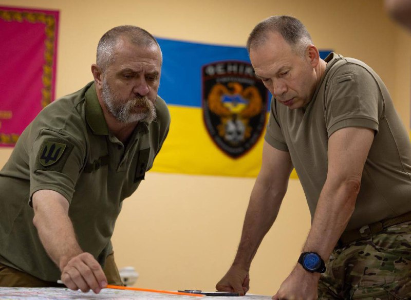 Le commandant en chef des forces armées ukrainiennes, Syrsky, rapporte qu'il a travaillé depuis la ligne de front pendant 3 jours : en direction de Pokrovsk, les troupes russes tentaient de briser les défenses ukrainiennes près de Zhelanne, Novohrodivka, Pokrovsk.