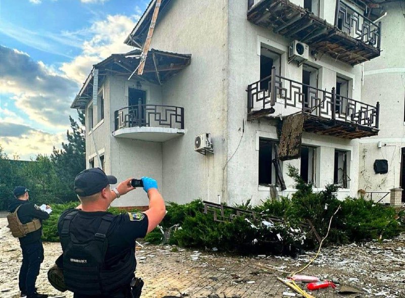 À la suite d'une attaque nocturne russe, la maison de l'opposant russe Ilya Ponomarev dans la région de Kyiv a été endommagée, lui et sa femme ont été blessés.