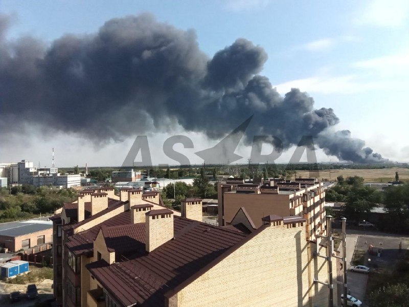 Un grand incendie à Azov, dans la région de Rostov, selon les autorités locales, un entrepôt de pneus usagés brûle