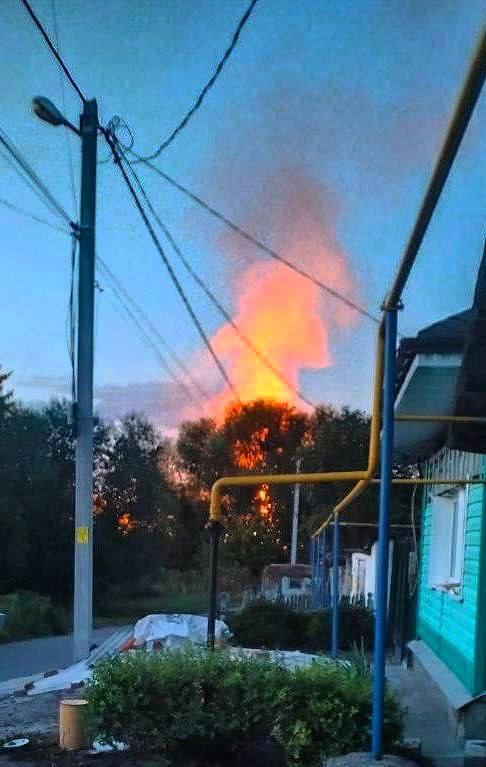 Destruction dans la ville de Soudja, dans la région de Koursk, après des frappes nocturnes de drones, les autorités locales signalant que 26 drones ont été abattus