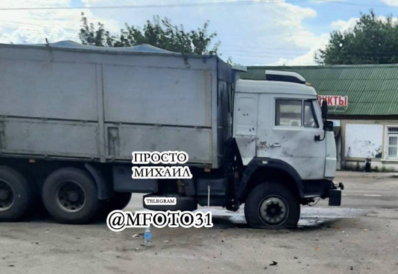 Schäden an Lastwagen durch Drohnenangriff in der Stadt Nezhegol in der Region Belgorod