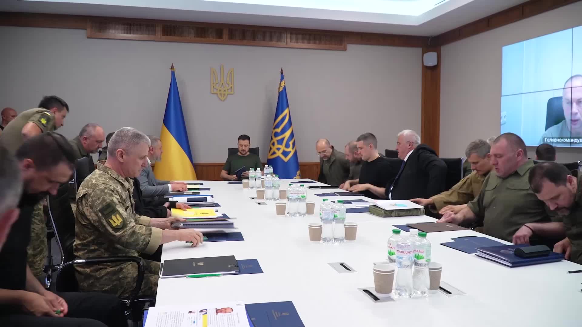 Le président Zelensky a convoqué une réunion du haut commandement militaire :  Les rapports d'Oleksandr Syrsky concernant la situation dans toutes les directions clés : le sud, Kourakhove, Pokrovsk, Toretsk, Chasiv Yar, la région de Louhansk et la région de Kharkiv. Et concernant nos actions défensives dans les directions d'où la Russie a lancé des frappes sur le territoire ukrainien