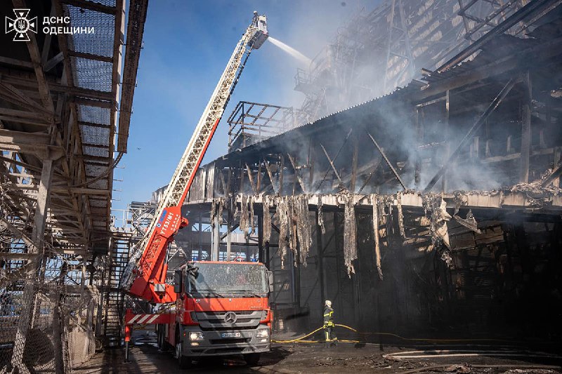 Großes Feuer im Bezirk Odessa. In einem Betrieb im Dorf Wisyrka brannte ein Lager mit Getreide. Die Brandfläche betrug etwa 2.000 Quadratmeter, berichtete der staatliche Katastrophenschutz von Odessa.