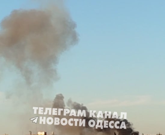 El humo se eleva desde el lugar del presunto ataque con misiles balísticos en Odesa