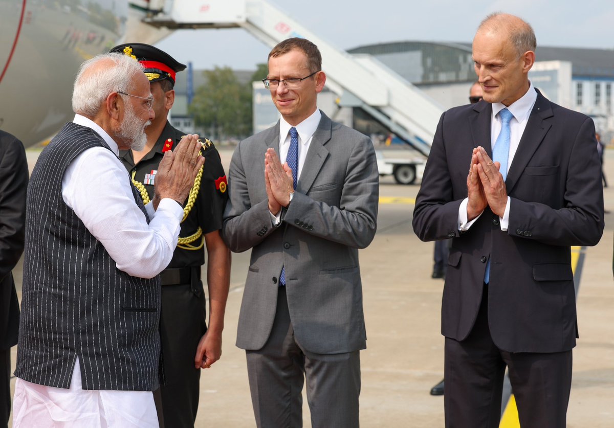 Premierminister Modi landet in Polen und wird von @PLinIndia CdA @SebastianD_PL und anderen hochrangigen Beamten begrüßt