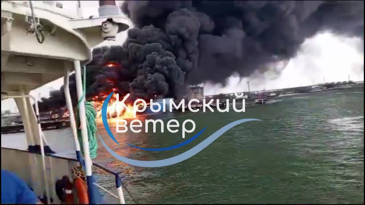 Le ferry Conro Trader en feu dans le port de Kavkaz - vidéo de près