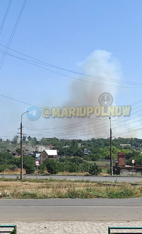 Columna de humo se eleva cerca de Mariupol tras explosiones anteriores