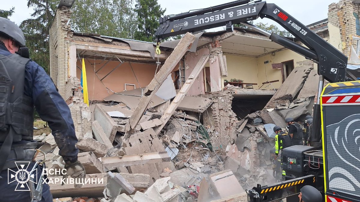 Un cuerpo fue extraído de los escombros del edificio del consejo del pueblo, destruido en un ataque aéreo ruso