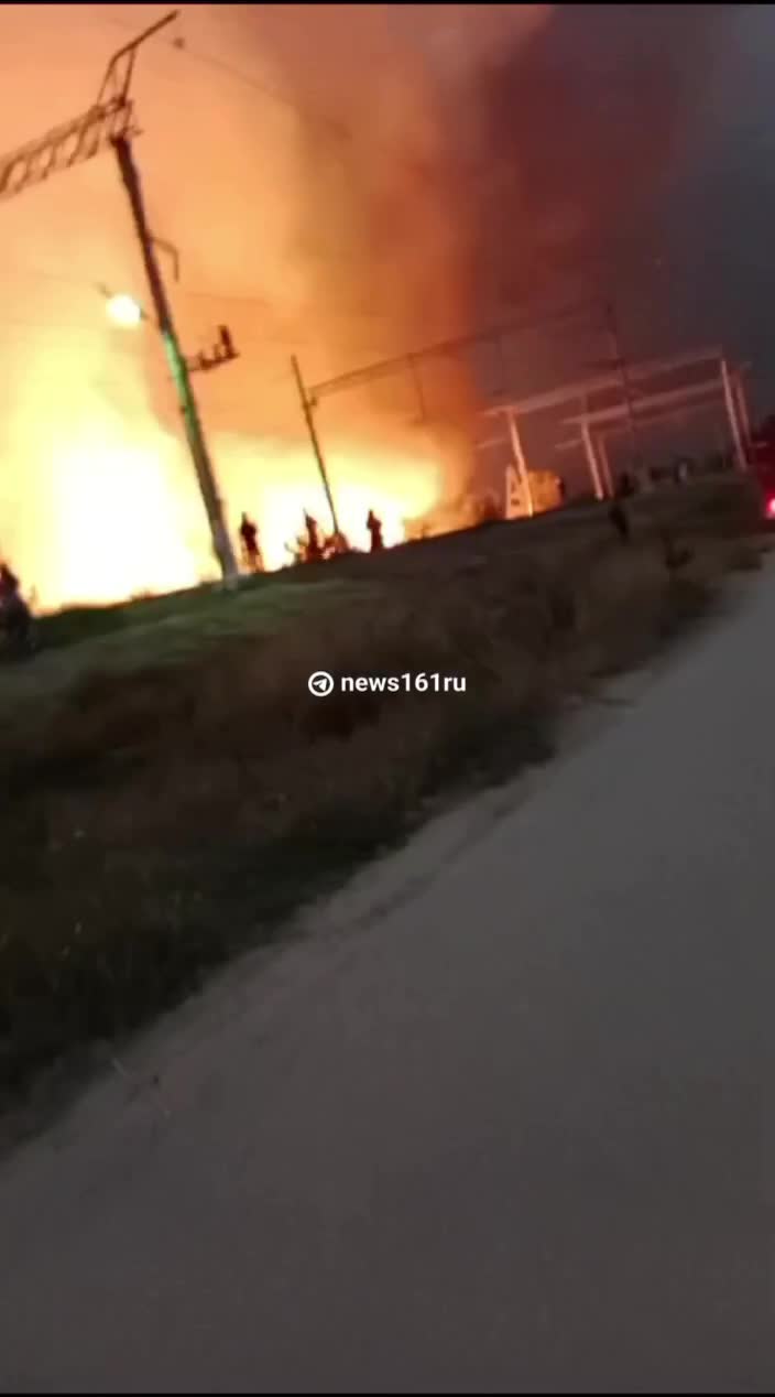 In Proletarsk erfasste das Feuer des Öldepots das Schilf in der Nähe und griff dann auf die Stadtgebäude über