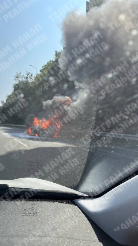 Restos de un dron chocaron contra un vehículo en una autopista cerca de Kyiv y el conductor resultó herido