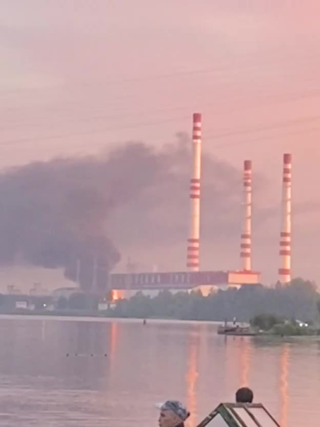 Bewohner der Region Twer veröffentlichen Aufnahmen eines Großbrandes im staatlichen Kraftwerk Konakowskaja. Wie Gouverneur Igor Rudenja mitteilte, wurden im Gebiet Konakowo der Region Twer nach aktuellen Angaben 5 Drohnen vom Luftabwehrsystem abgeschossen.