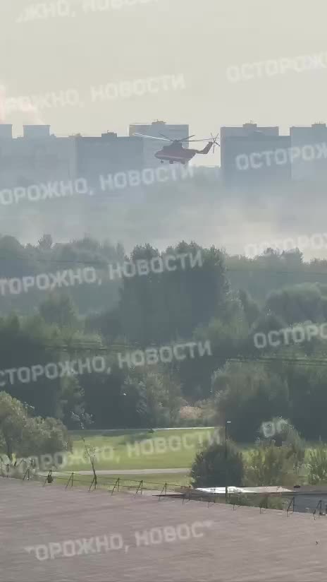 Los bomberos utilizan helicópteros para extinguir el incendio en la refinería de Moscú