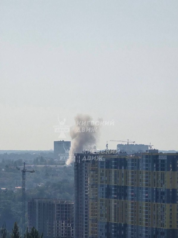 In Kiew wurde eine Explosion gemeldet, am Ort des Geschehens stieg Rauch auf, zuvor gab es keine Warnung vor Bedrohung aus der Luft