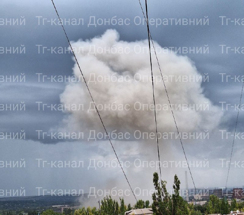 Une violente explosion a été signalée à Kramatorsk, de la fumée s'élève sur le site