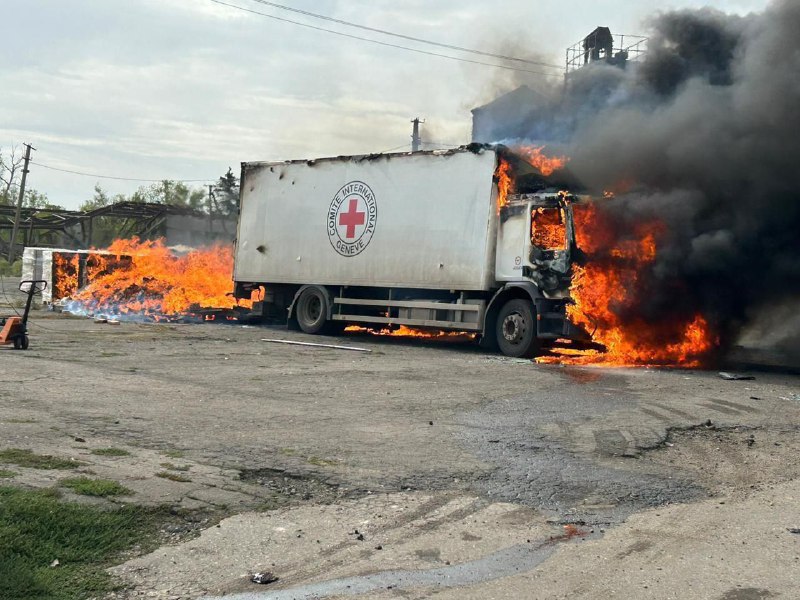 Trois personnes tuées et deux blessées suite à un bombardement russe dans le village de Viroliubivka, région de Donetsk, un camion d'aide humanitaire détruit