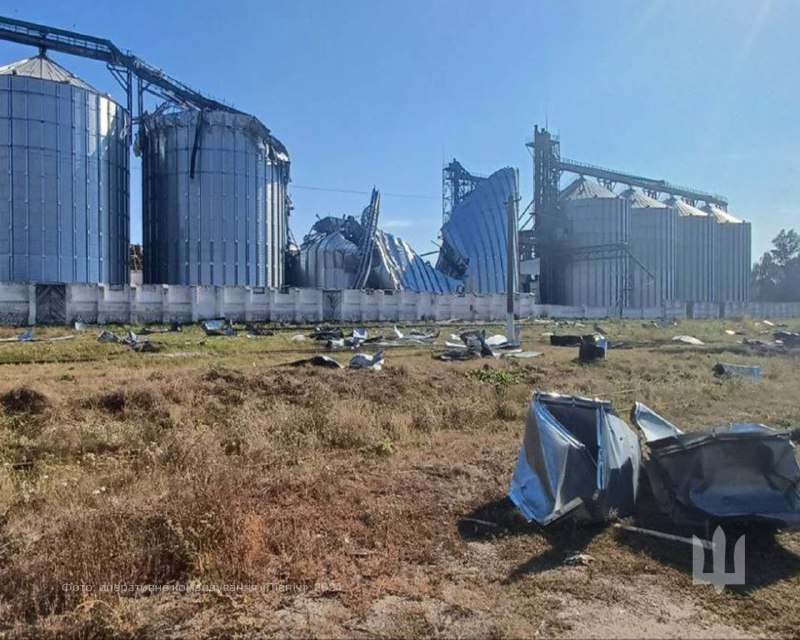 Los silos de grano fueron destruidos como resultado de un ataque aéreo ruso en Hlukhiv, región de Sumy