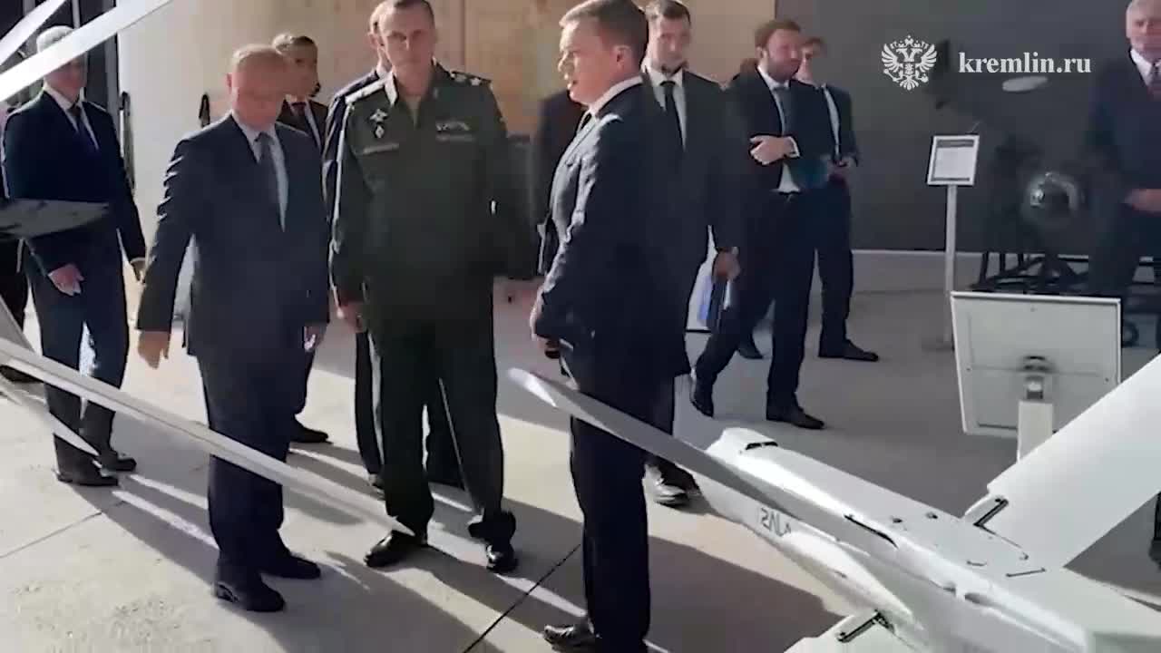 Putin inspizierte UAV-Muster im Verteidigungsunternehmen „Special Technology Center in St. Petersburg