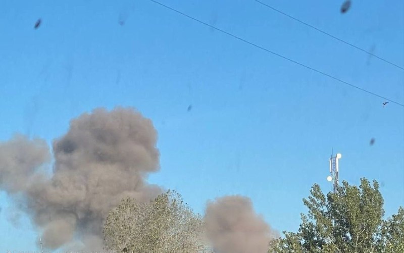 El humo se eleva en Pavlograd tras una explosión