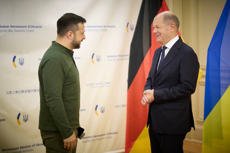 Bundeskanzler Olaf Scholz trifft sich mit dem ukrainischen Präsidenten Selenskyj