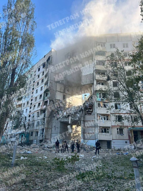 Al menos tres personas han muerto y 15 han resultado heridas como consecuencia de los ataques aéreos rusos en Járkov. El edificio de apartamentos de la empresa Multilistorey se ha derrumbado parcialmente