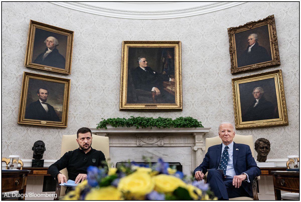 Präsident Biden und Wolodymyr Selenskyj, der ukrainische Präsident, am Donnerstag im Oval Office. Biden kündigte 2,4 Milliarden Dollar Militärhilfe für die Ukraine an und plant, bei seinem Besuch in Deutschland im nächsten Monat ein Treffen auf Staats- und Regierungsebene mit den wichtigsten Verbündeten einzuberufen, um zusätzliche Unterstützung zu koordinieren.