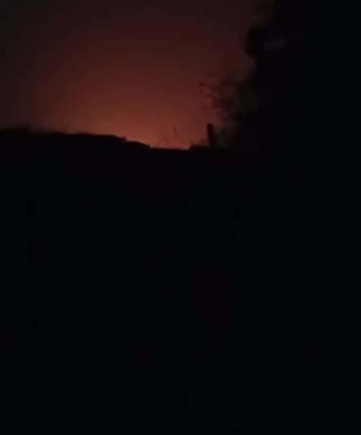 Incendio en un depósito de petróleo en Rovenky, parte ocupada de la región de Luhansk, Ucrania