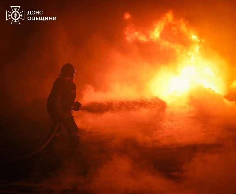 Los equipos de rescate extinguieron el incendio provocado por el impacto de un misil en la infraestructura portuaria de la región de Odesa