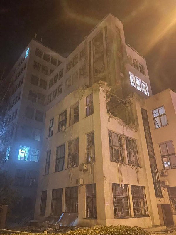 Un ataque aéreo ruso dañó el emblemático edificio Derzhprom en Járkov y dejó al menos 6 heridos